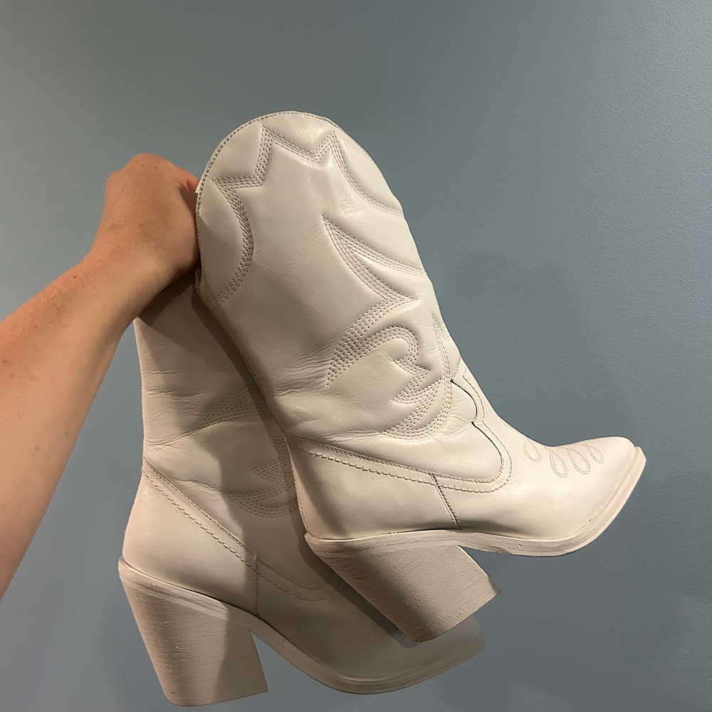White Western-Style Women's Boots - Picture 3 of 5